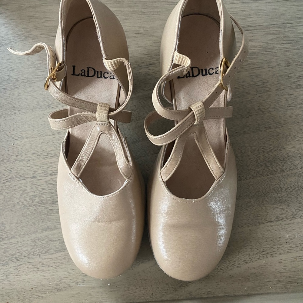 LaDuca Tan Elizabeth Character Shoes Size 6